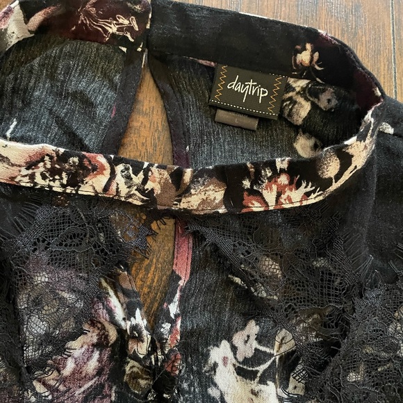 Daytrip black lace cut out tunic top - Picture 2 of 3